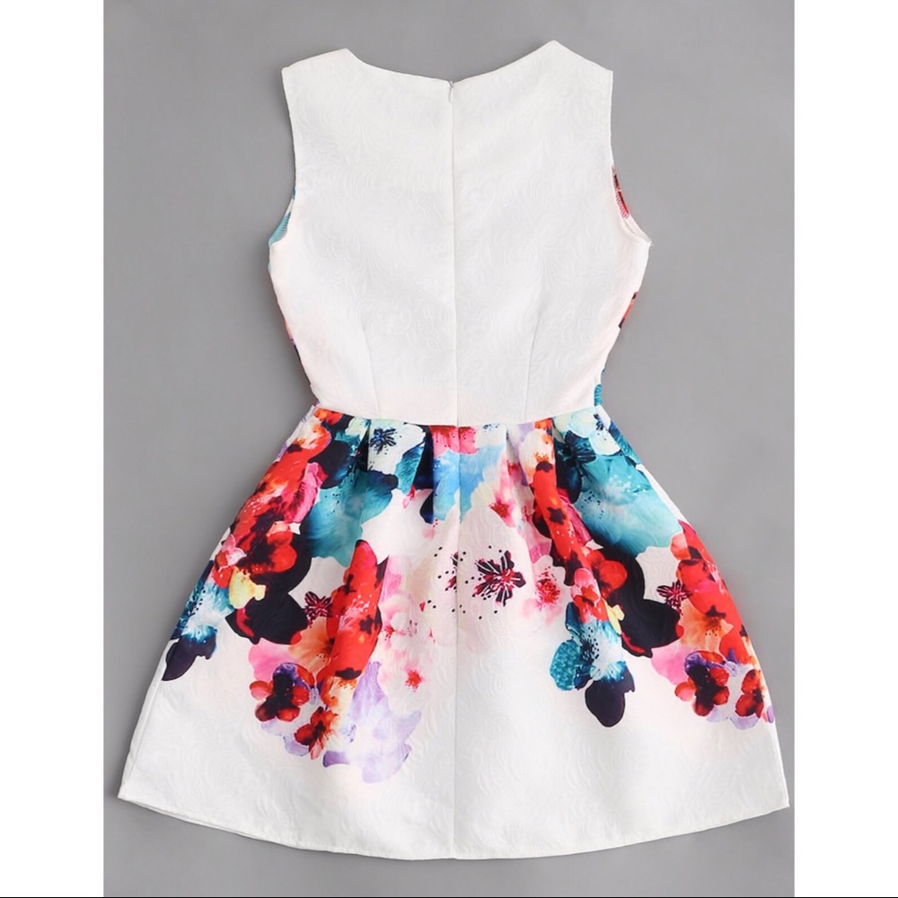 Floral Print Pleated Dress - Picture 4 of 6
